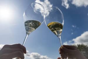 Coupes de Champagne sous le ciel bleu - Epernay Tourisme