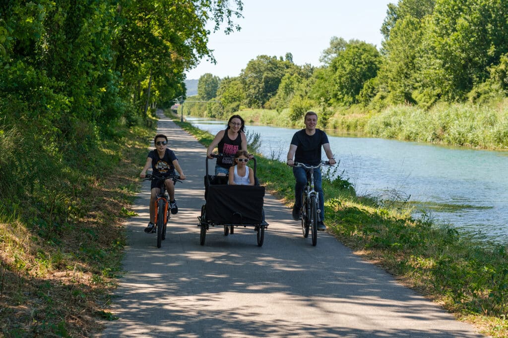 famille faisant du vélo en bord de Marne - Epernay Tourisme