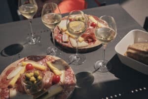 Plateau fromage charcuterie accompagné de champagne - Epernay Tourisme