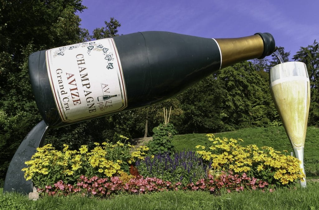 Bouteille de champagne géante de la commune d'Avise - Epernay tourisme