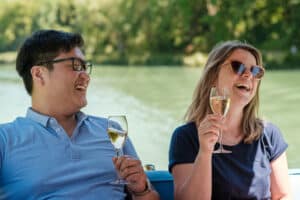 Couple savourant du champagne - Epernay Tourisme