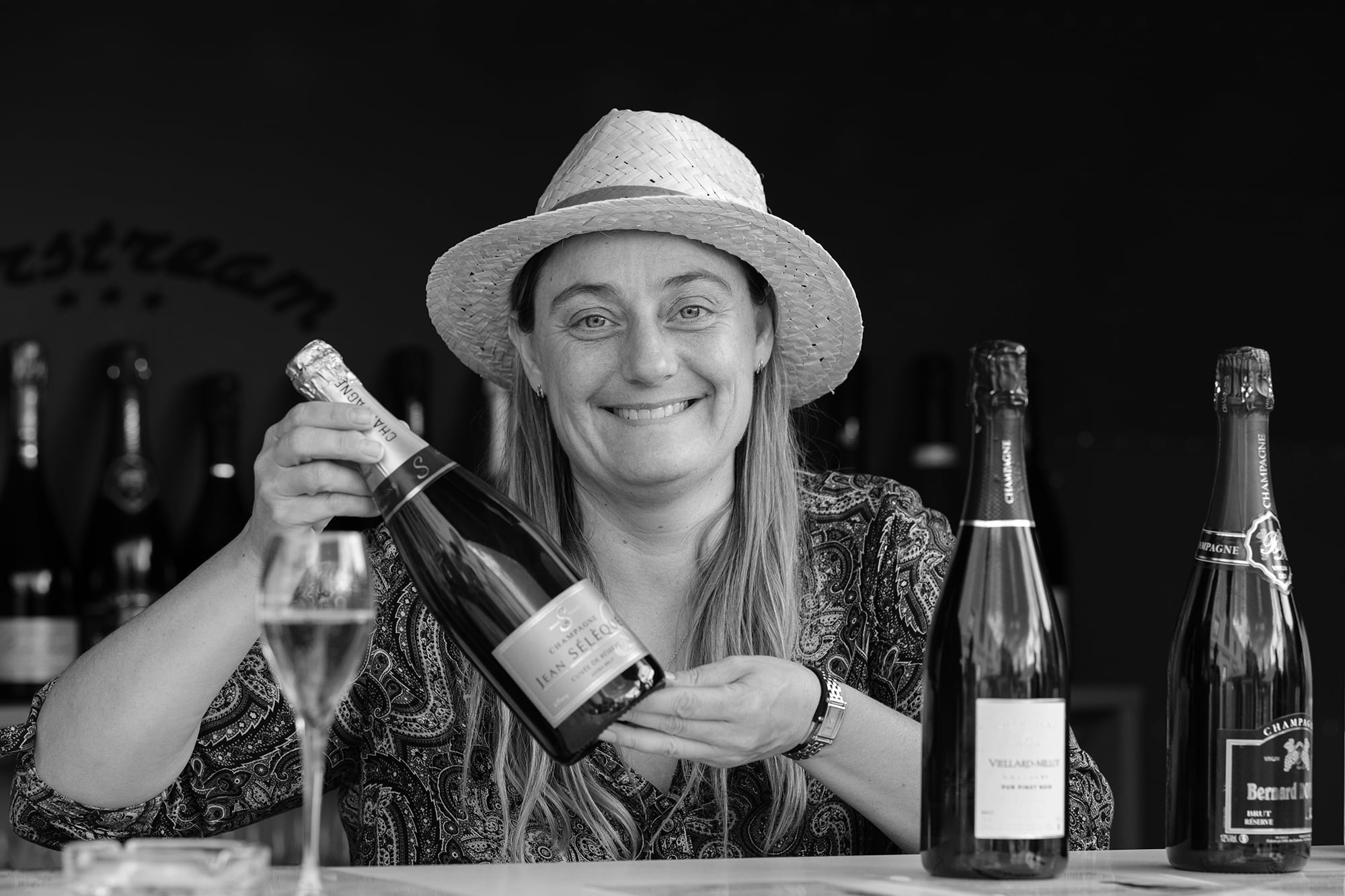 vigneronne qui présente ses cuvées de champagne - Epernay tourisme