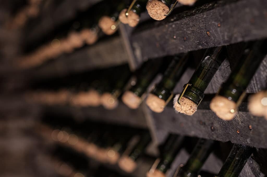 bouteilles de champagne Bollinger dans la cave - Epernay Tourisme