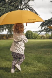 Petite fille sous la pluie parapluie veuve clicquot - Epernay Tourisme
