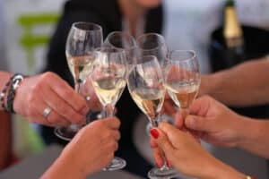 coupe de champagne en groupe - Epernay Tourisme
