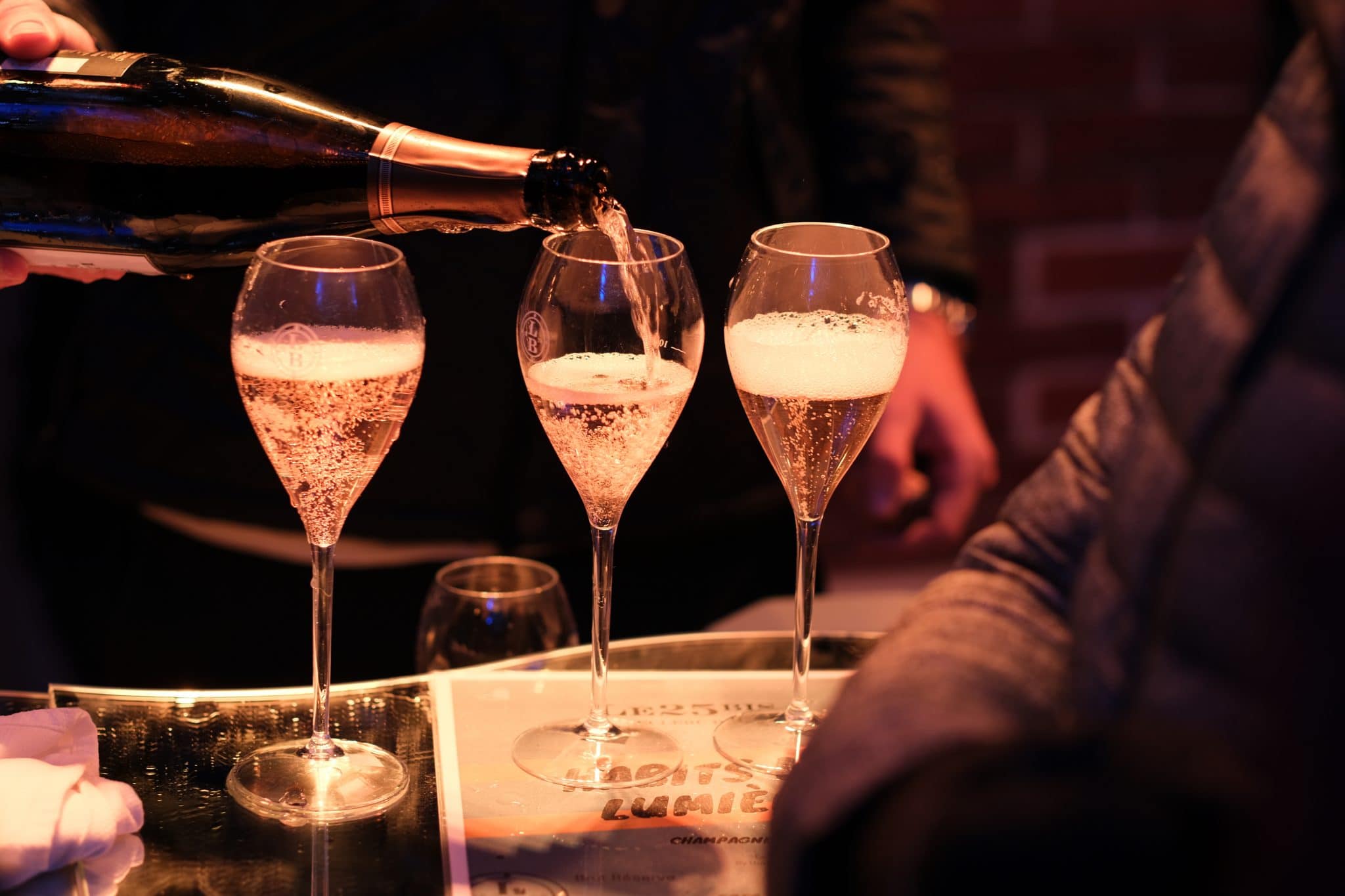 coupes de champagne dans un bar à champagne - Epernay Tourisme