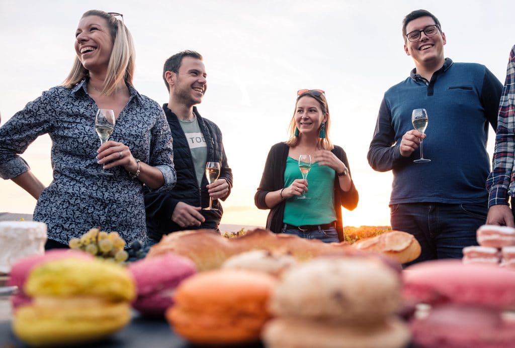 jeunes épicuriens qui dégustent du champagne
