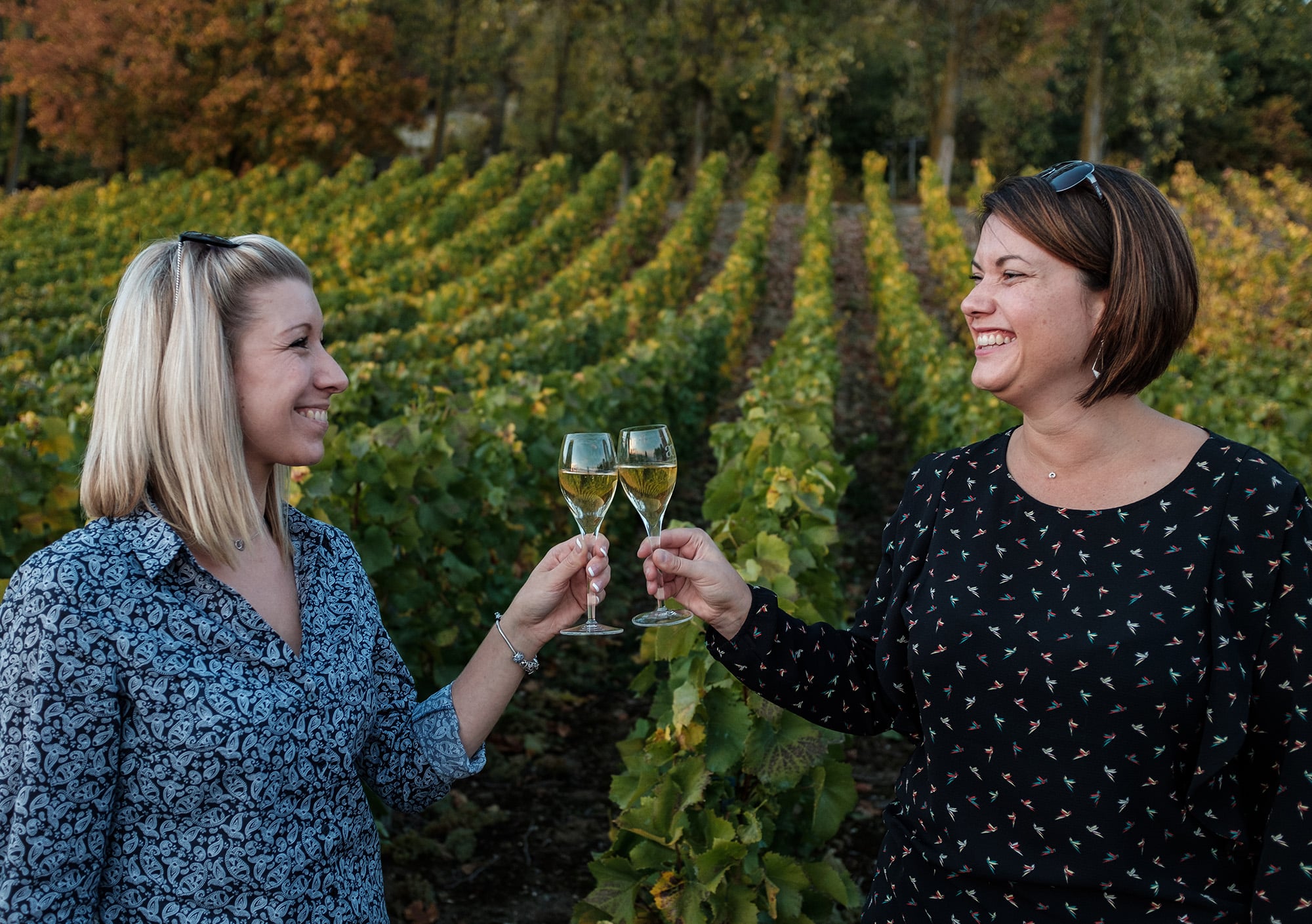 Jeunes femmes trinquent au champagne dans les vignobles - Epernay tourisme