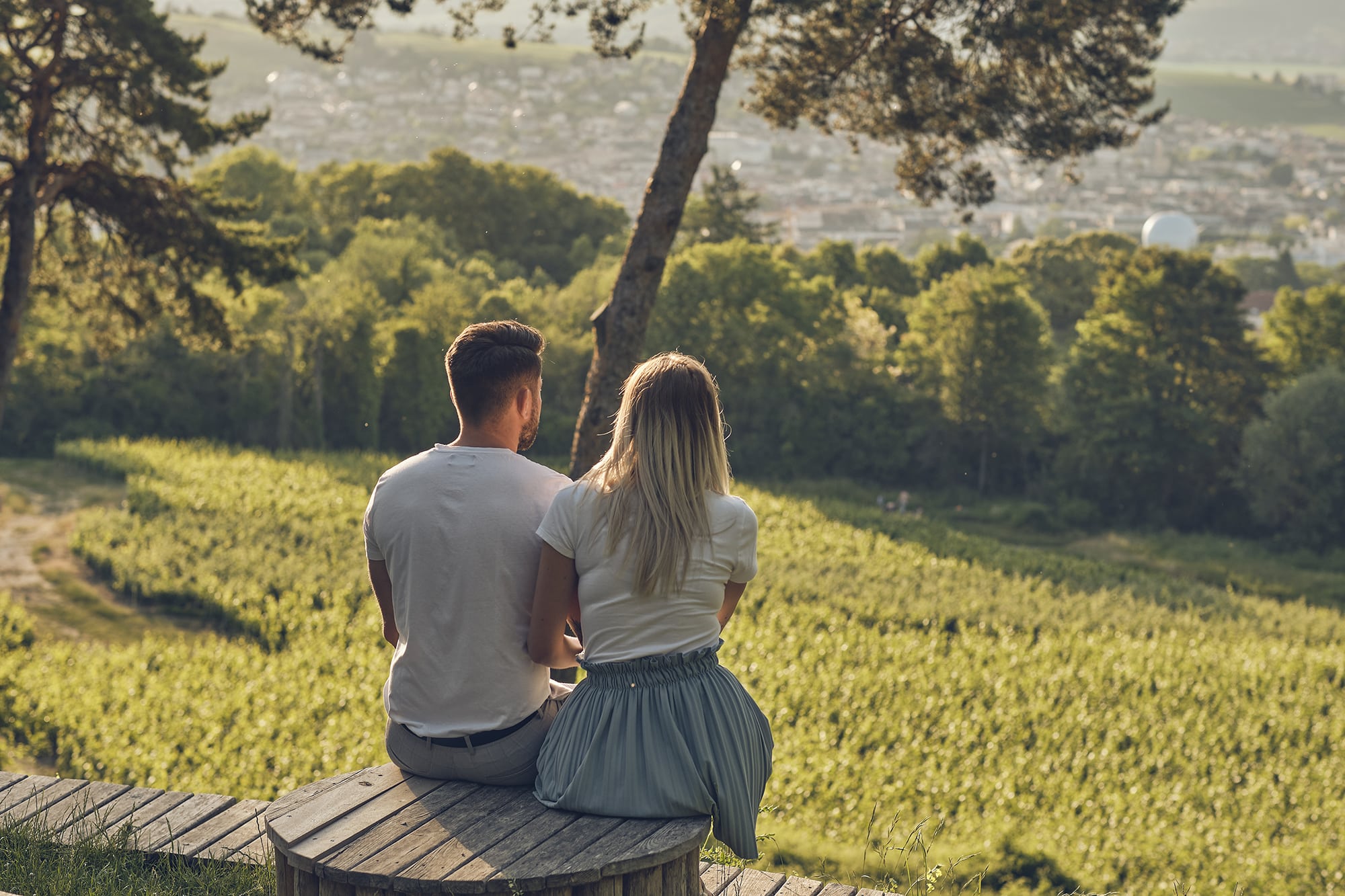 couple avec un point de vue sur le vignoble champenois - Epernay Tourisme