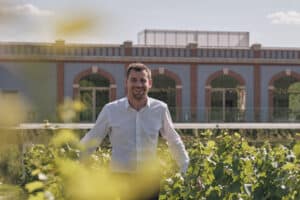 Homme souriant dans les vignes - Epernay tourisme