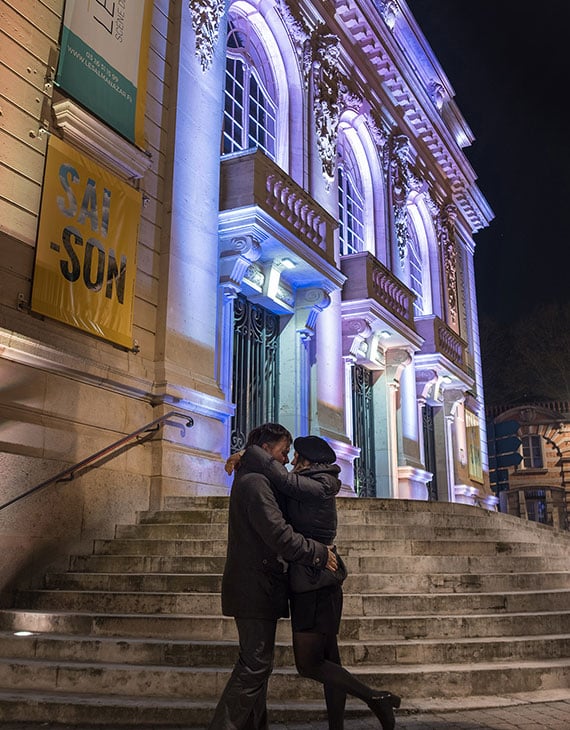 Couple devant le théâtre à Epernay